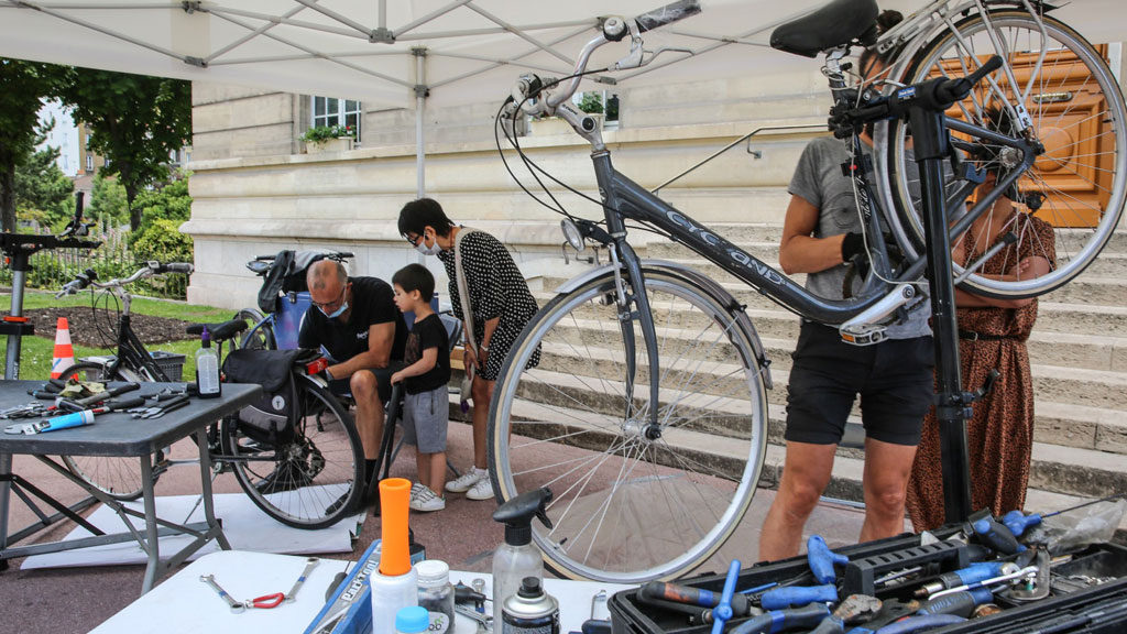 Cycliste vérifiant sa position vélo dans un garage résidentiel